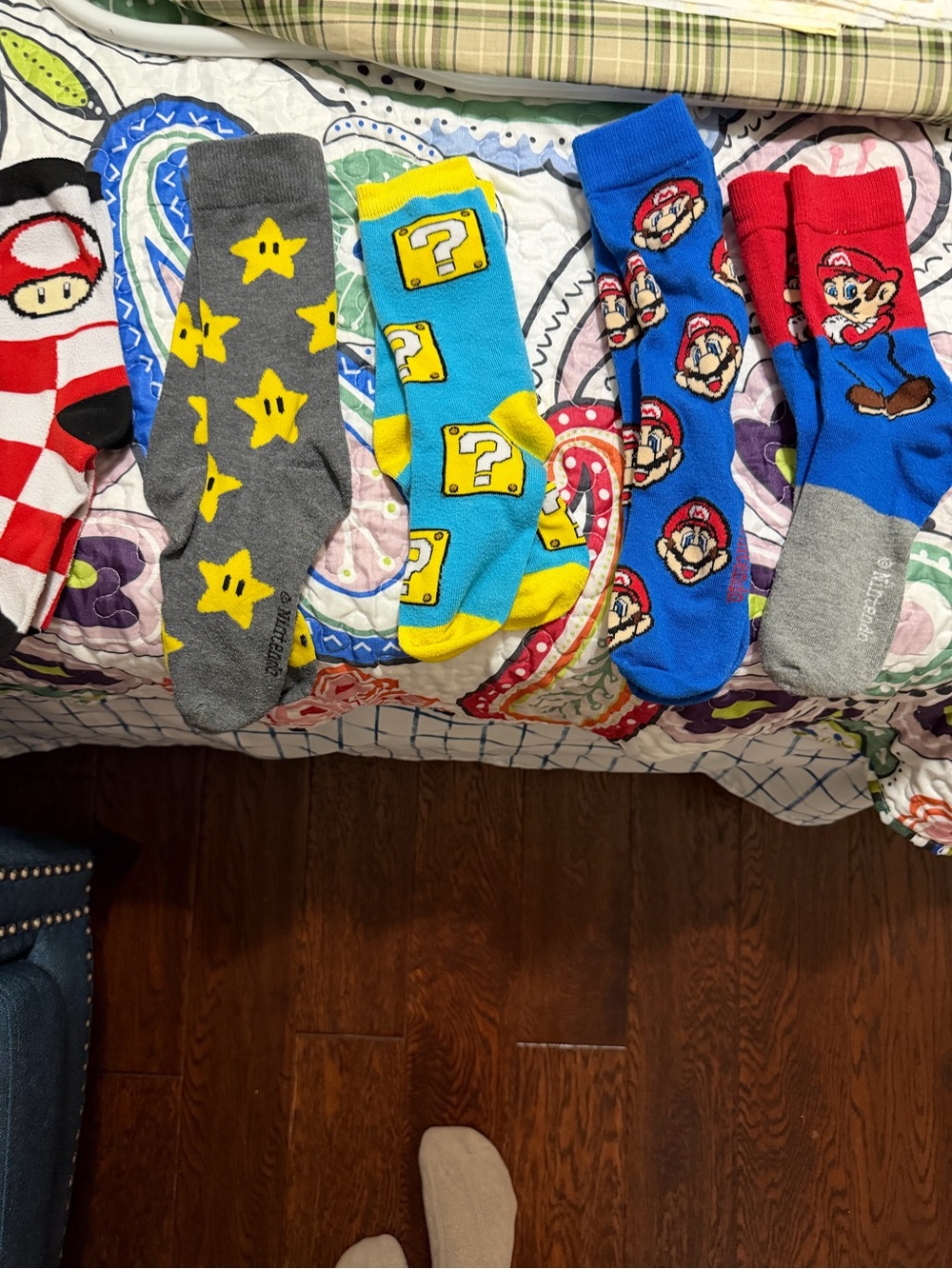5 pairs- Super Mario Men's Crew Socks - Blue/Red/Gray/Yellow, size 6-10